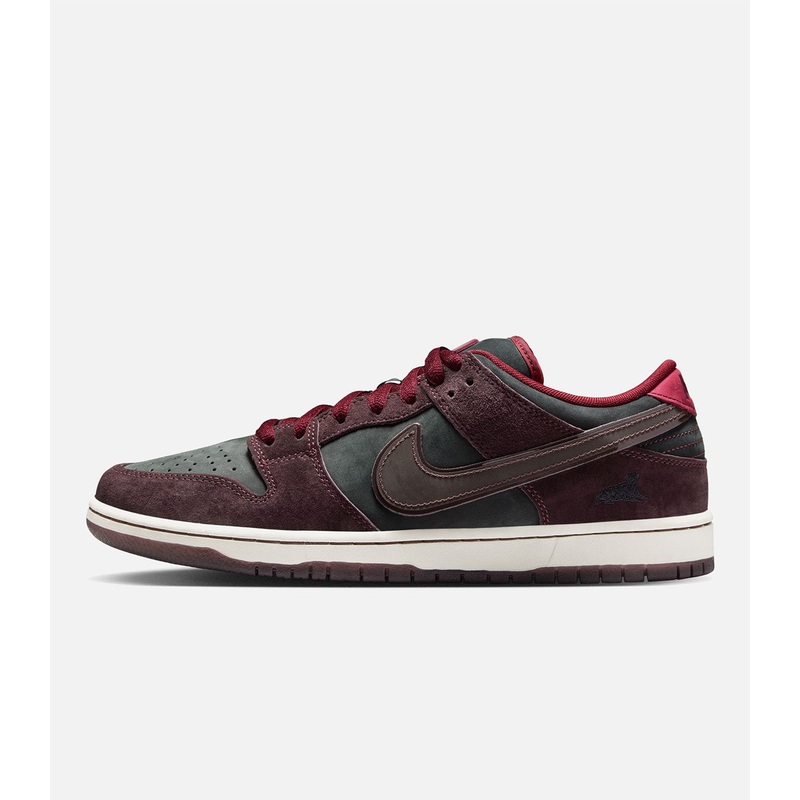 Nike SB X Riot Dunk Low Pro|4|4.5|5|5.5|6|6.5|7|7.5|8|8.5|9|9.5|10|10.5|11|11.5|12|13|14|15|Mahogany/Dark Beetroot/Team Red/Sail
